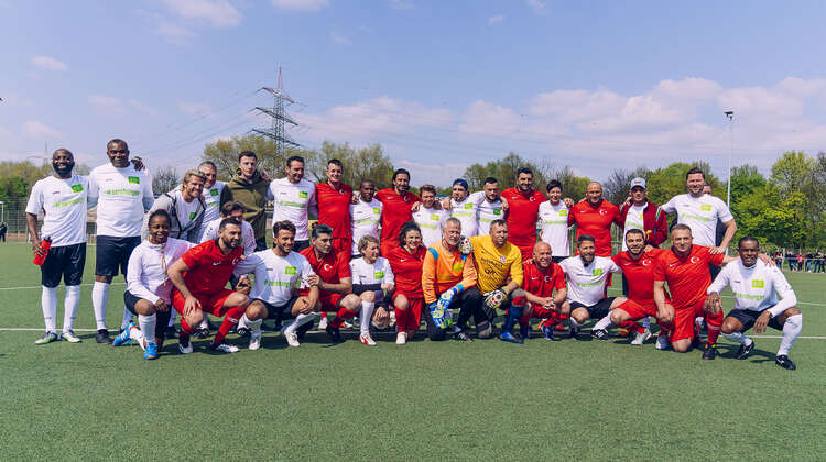 Ein Gruppenbild der Mannschaften beim „All Star Fußballspiel“ in Duisburg-Marxloh.