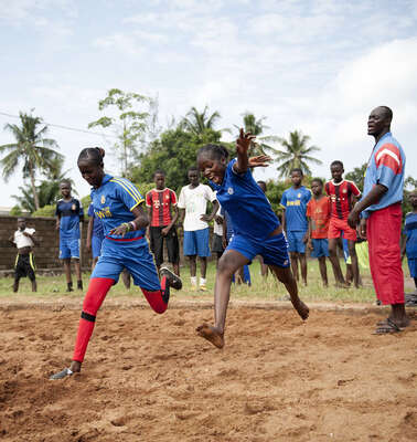 Jungs spielen Fußball
