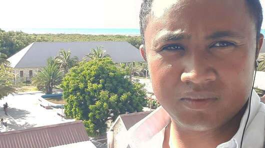 Ein Mann schaut in die Kamera.