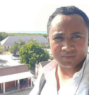 Ein Mann schaut in die Kamera.