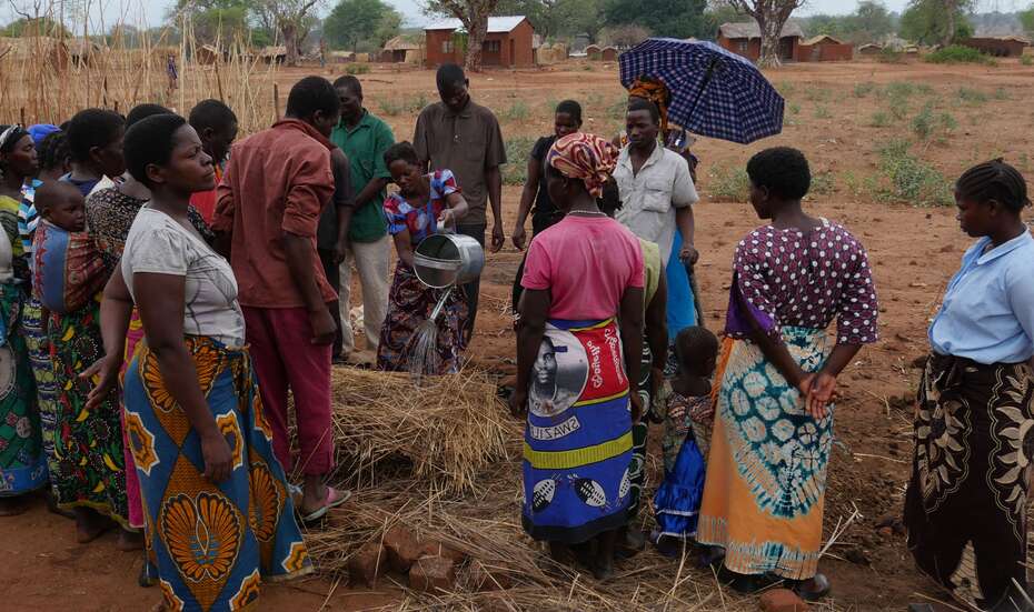 Bodendegradation entgegenwirken mit organischen Bodenkohlenstoff, der u.a. mit organischen Kompost oder Viehmist hergestellt wird. Jetzt die Menschen bei nachhaltigen Methoden unterstützen und spenden! 