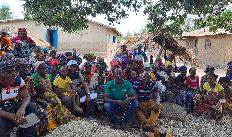 Gruppenfoto mit den Bewohner*innen von Falaba, Sierra Leone