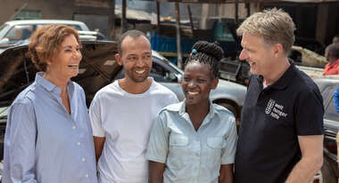 Von links nach rechts: Verlegerin und Initiatorin des Ausbildungs-Projekts "Skill up!" Gudrun Bauer mit Projektleiter Benjamin Kennedy, Absolventin Zainabu und TV-Moderator Jörg Pilawa in Fort Portal, Uganda.