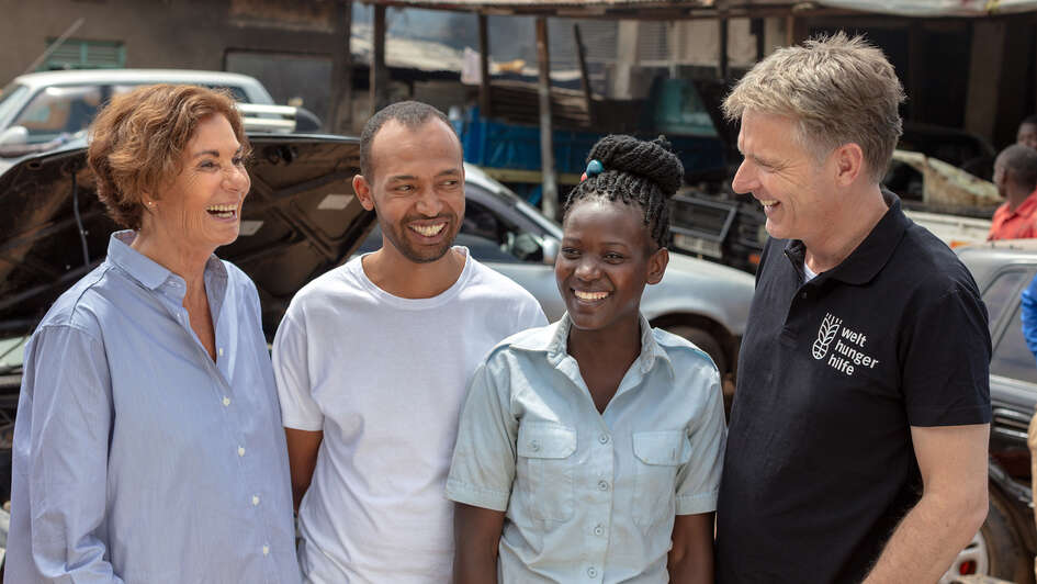 Von links nach rechts: Verlegerin und Initiatorin des Ausbildungs-Projekts "Skill up!" Gudrun Bauer mit Projektleiter Benjamin Kennedy, Absolventin Zainabu und TV-Moderator Jörg Pilawa in Fort Portal, Uganda.