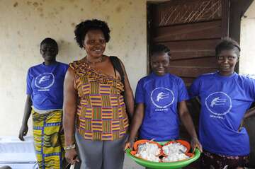 Berufsbildene Schule in Waterloo Doris Webber mit drei Schülerinnen