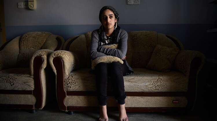 Nisan sitzt auf einer Couch.