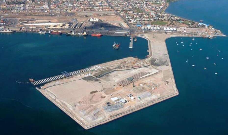 Namibia-walvis-bay-port-expansion.jpg Vogelperspektive vom Walvis Bay Hafen, Namibia.