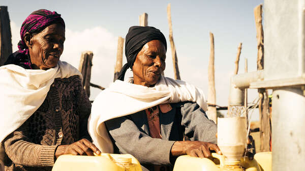 Zwei Frauen holen Wasser an einem Brunnen in Sodo, Äthiopien. 