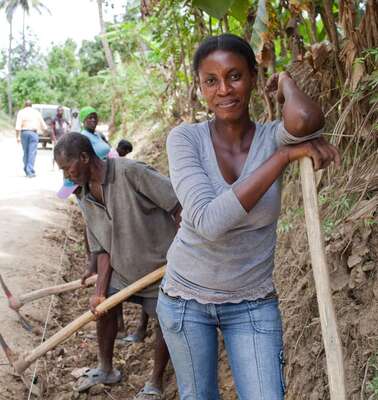 Haiti nach dem Erdbeben. Bild: Eine Frau mit einem Spaten.