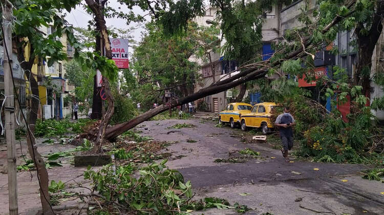 Eine zerstörte Straße durch Zylkon Amphan, Indien.