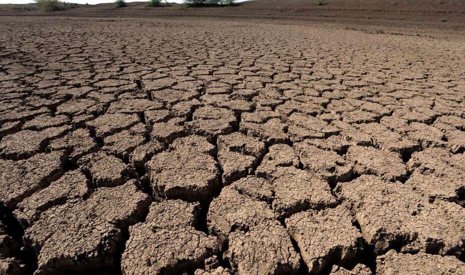 Klimawandel und Desertifikation: Ausgetrocketer, rissiger Boden