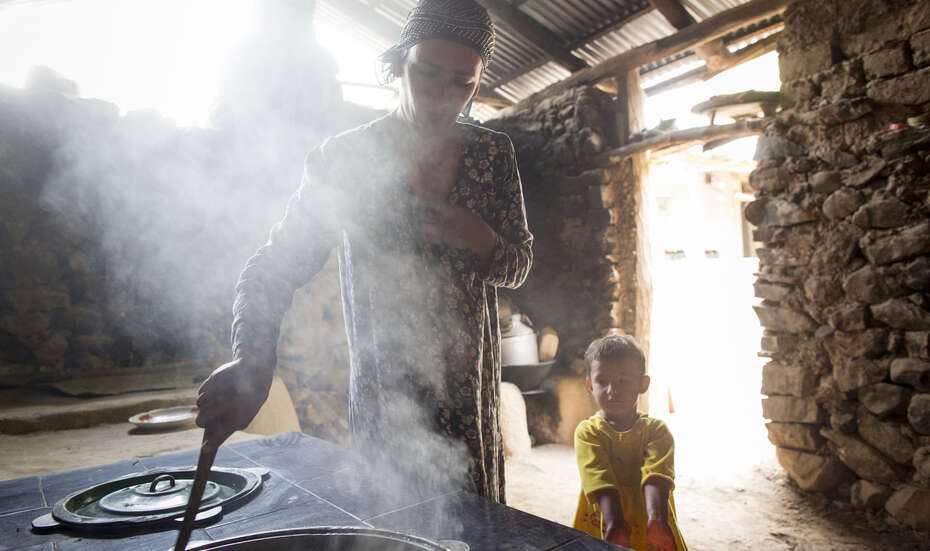 Sayohot Jatimov kocht im Küchenhaus der Familie in Sari Hussor, Tadschikistan.