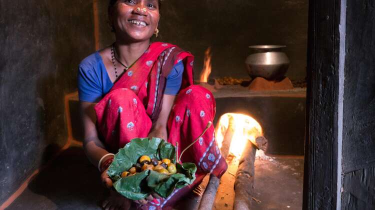 Frau hält Früchte in die Kamera