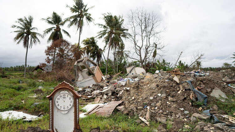 2019-nothilfe-tsunami-zerstoerung-indonesien_C_acted.jpg Eine Wanduhr ist noch erkennbar, der Rest des Hauses ist nur noch Schutt.