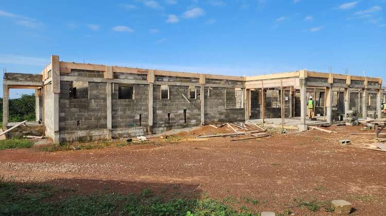 Die Notaufnahme des neuen Grand Gedeh County Hospital im Bau, Zwedru, Liberia, 2023 Der Rohbau eines mittelgroßen eingeschossigen Gebäudes