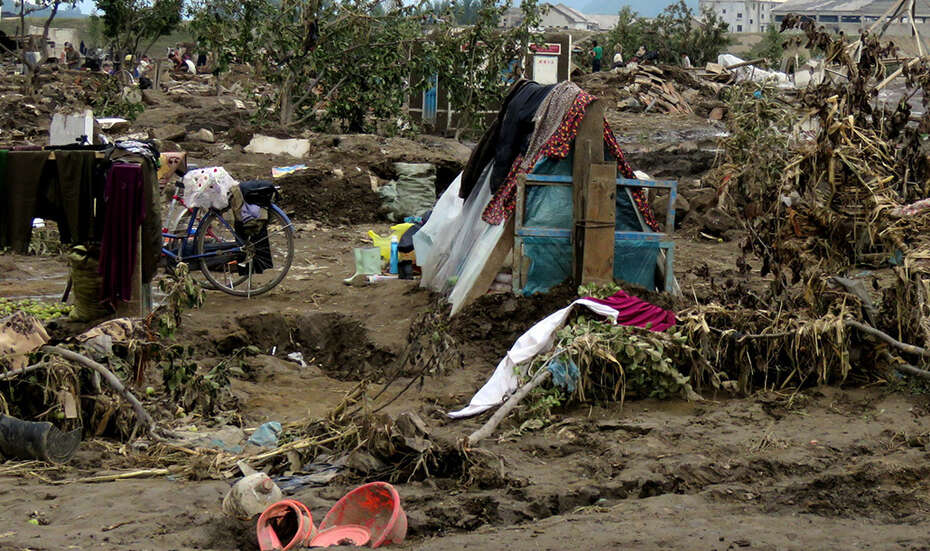 Verwüstete Landschaft mit verstreutem Hab und Gut.