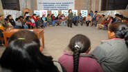 2007-transformation-versammlung-adovacy-peru-friedhelm-maedje-peru2007mae018.jpg Versammlung der Bewohner von Manco Ccapac: Alle sitzen in einem Stuhlkreis.