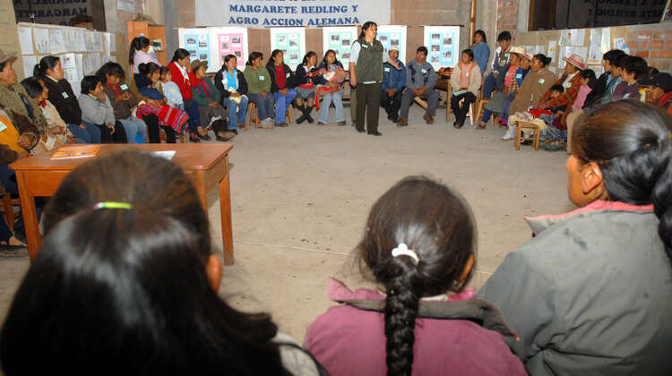 2007-transformation-versammlung-adovacy-peru-friedhelm-maedje-peru2007mae018.jpg Versammlung der Bewohner von Manco Ccapac: Alle sitzen in einem Stuhlkreis.