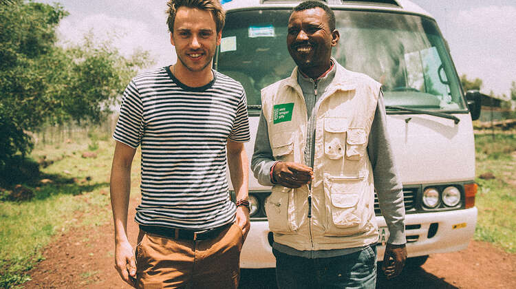 Clueso in Aethiopien mit einem Welthungerhilfe-Mitarbeiter.