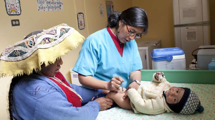 Vicentina lässt ihr Kind impfen