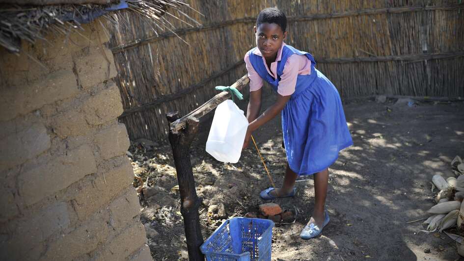 Chimwemwe wäscht sich die Hände