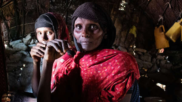 Zwei Frauen schauen in die Kamera