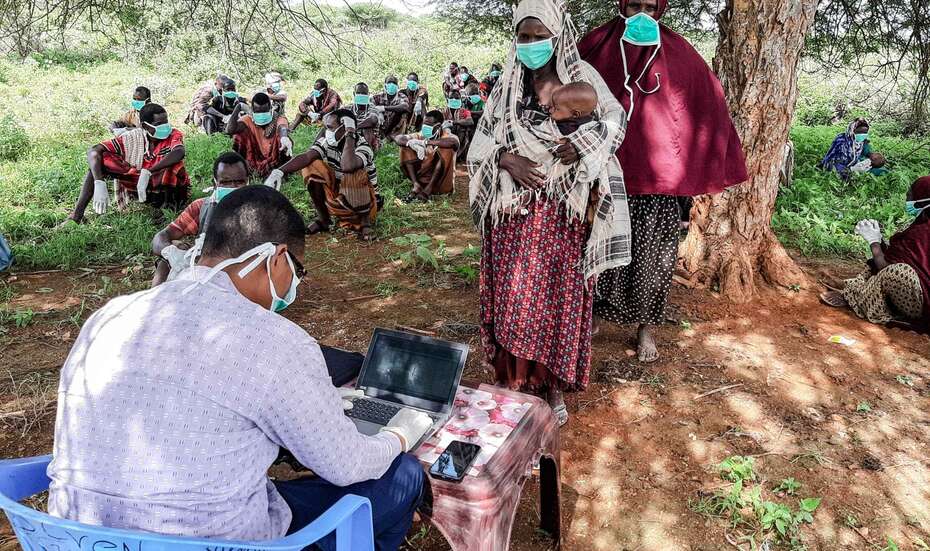 Somalia_E-Voucher_FAO.jpg Viele Menschen stehen an für eine Registrierung, Somalia.