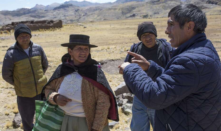 Dorfbewohner auf einer Weide.