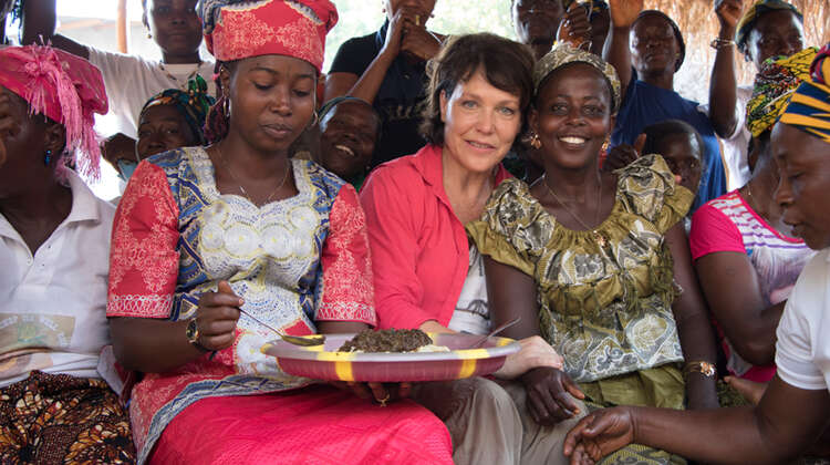 Janina Hartwig mit Frauen in Sierra Leone 