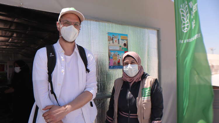 2021-pressebild-fluechtlingszahlen-konstantin-witschel-syrien-c-welthungerhilfe.JPG Zwei Männer und eine Frau unterhalten sich.