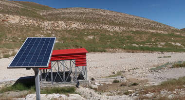 Saubere Energie für den Iran. Die Wasserpumpe wird mir Solarenergie betrieben, 2019.