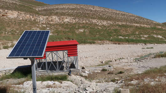 Saubere Energie für den Iran. Die Wasserpumpe wird mir Solarenergie betrieben, 2019.