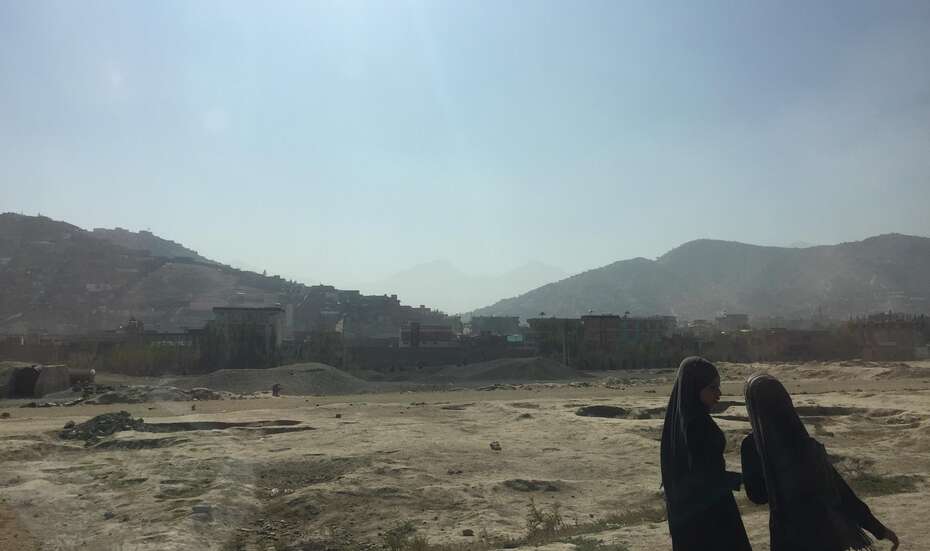 Frauen im Vordergrund, im Hintergrund sieht man eine Stadt.