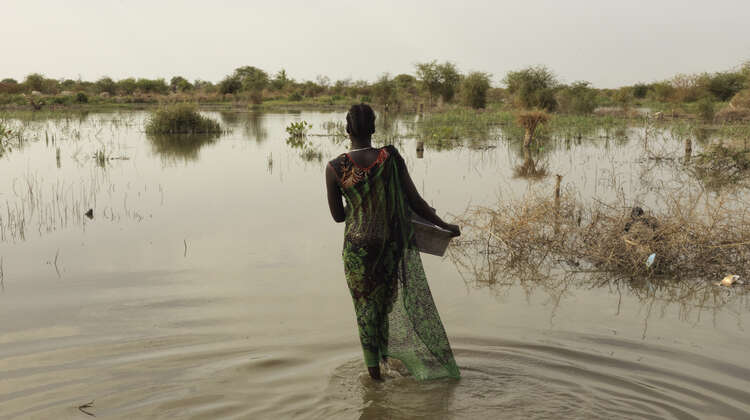 Nyasunday Dak Jal im Hochwasser, das ihr Haus im Dorf Pakur im Südsudan umgibt