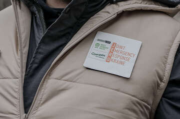 Detailaufnahme von JERU-Mitarbeiter, zu sehen ist das JERU-Logo an seiner Jacke.