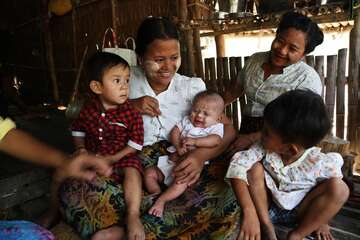 Hlaing Thayar Familie Zin Mar und ihr Baby