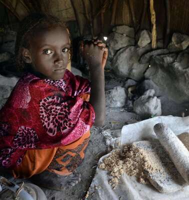 Mädchen mit Brot in einer Hütte