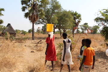 Wasserholen im Südsudan. Wasserholen im Südsudan.