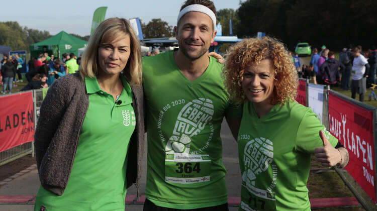 Gesine Cukrowski, Florian Ambrosius und Lucy Diakovska in Läufertrikots.