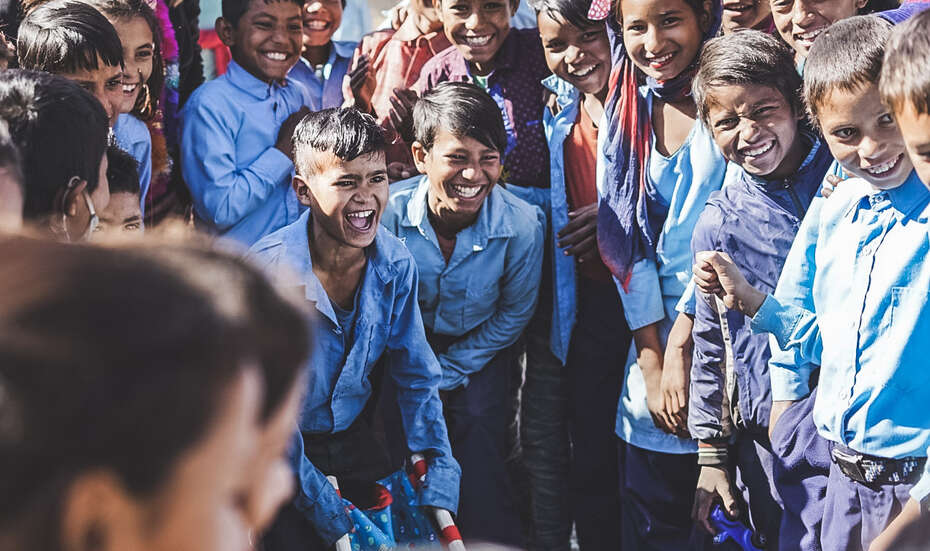 2019-nepal-kinder-spiel-C_jurij-stoerzel-original-bootcamp.jpg Kinder spielen zusammen, Nepal.