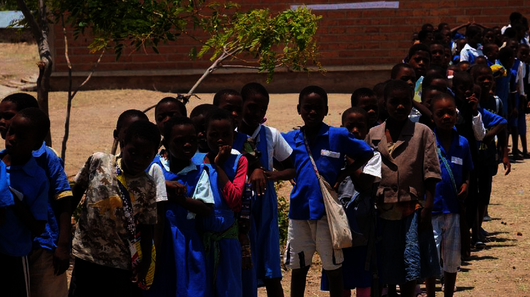 Kinder stehen in einer Schlange
