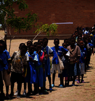 Kinder stehen in einer Schlange