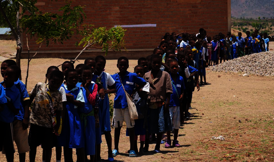 Kinder stehen in einer Schlange
