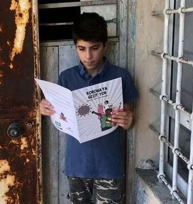 Ein Junge liest in einem Comic, Türkei.