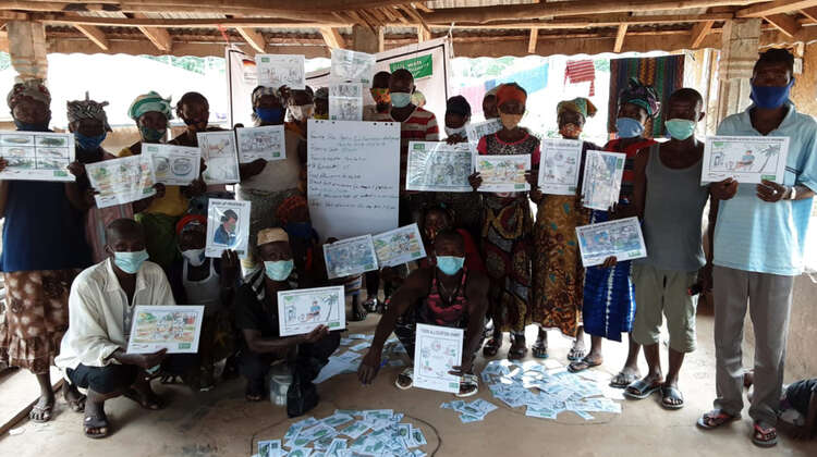 2021-kakaobauern-multiplikatoren-hygiene-und-ernaehrung-sierra-leone-c-welthungerhilfe.jpg Mehrere Menschen stehen nebeneinander und halten Plakate in die Höhe.