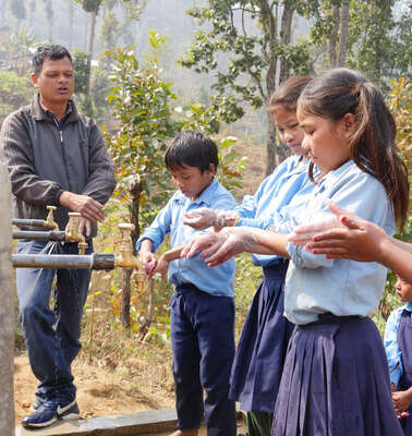 Kinder lernen, wie man sich richtig die Hände wäscht. 