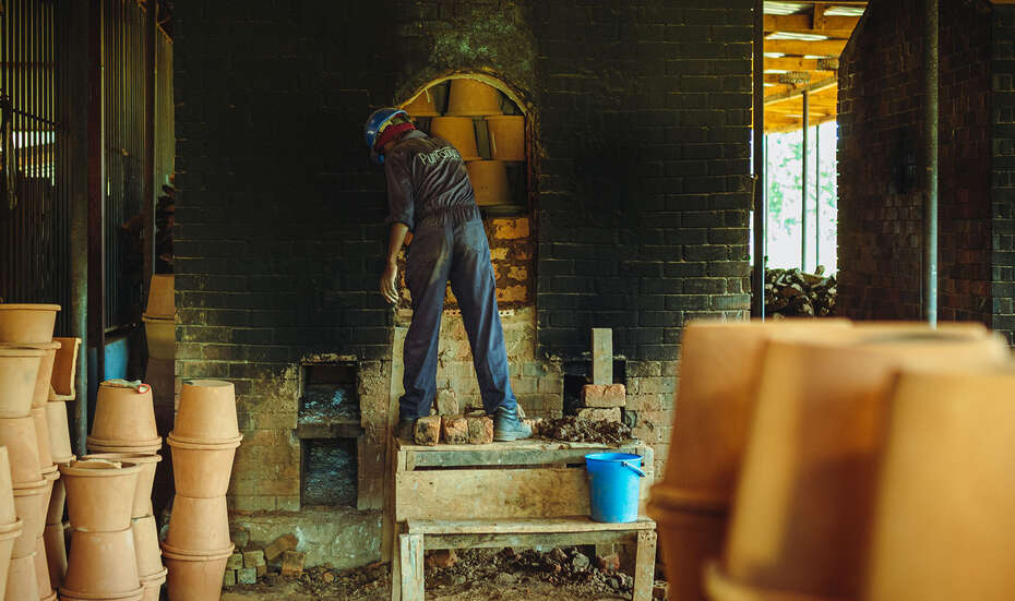 In einer Fabrik werden in einem Ziegelofen zahlreiche Tonfilter gebrannt.