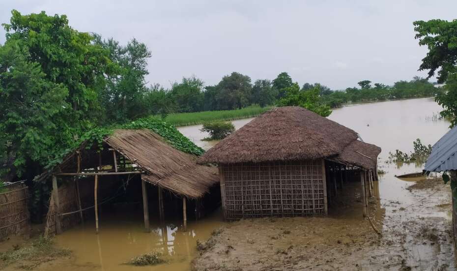 Haus und Stall von Schlammmassen umgeben