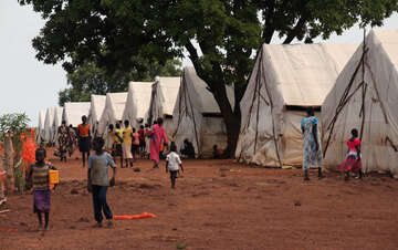 Viele Leute laufen über einen Weg im Flüchtlingslager Navikale