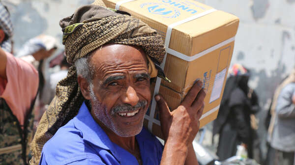 Ein glücklicher Mann bei der Nahrungsmittelverteilung im Jemen.